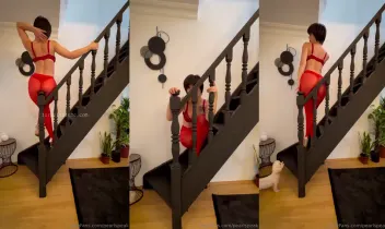 inci ile ilişkiler  onlyfans ifşa  -Oyun havasında kırmızı giysili kadın❤️‍🔥 Posteri