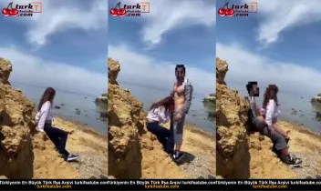 Çift çıplak olarak kayalıklarda seks yapıyor Posteri