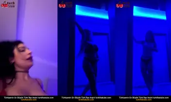 Acı Çikolata Loş Işıklar Altında Soyunuyor ve Dans Ediyor Posteri