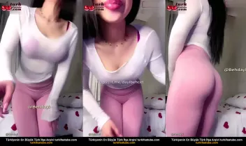 Afife Jale, pembe taytla çıplak bir şekilde kabarmış kocaman amını sergiledi  