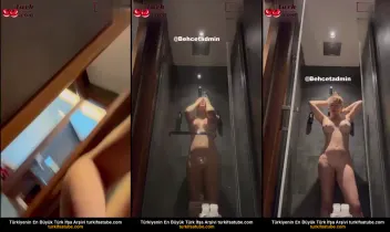 Alisya Duşta Kamerayı Sakladı Posteri