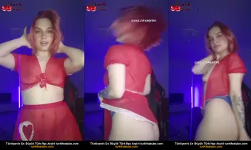 Sarkık Memeli Arkadaşını Açıp Yarrağandaki Amcığa Parmakla Dokunmak Posteri