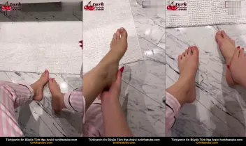 Ayak Fetiş videosu - Zeus, ayakları yağla ıslatır ve sergiler Posteri
