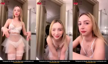 Genç Kızın Beyazlar İçinde Sakso Yayını Posteri