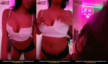 Türk Abla Nefesli Yayında Olgun Meme Dekolte Çiçeği Posteri