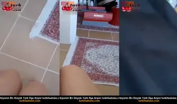 Ustanın önünde amcığını avuçlayan kız kardeş Posteri