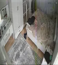 Evli çift yatak odasında..  