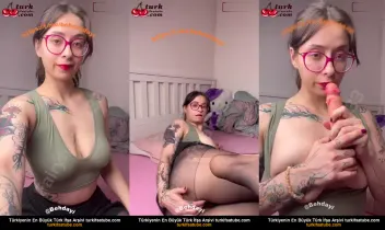 Peri Cazibesi333, Yataktaki Tasma Dildosuyla Arkadan Geliyor Posteri
