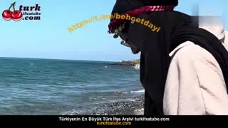 Kadın, Kardeşin Arkasından Daldırarak Çıplakla Gelmek Posteri