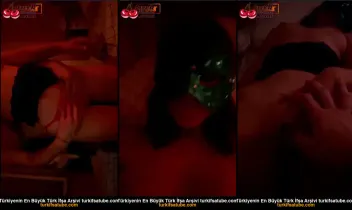 Çift, romantik bir ortamda cinsel zevkin tadını çıkarıyor Posteri