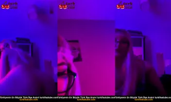 Cehennemdespina ifşa Loş ortamda meme domalıp amcık sergiledi Posteri