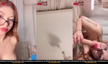 Çok seksi bir kadın duşta mastürbasyon yapıyor Posteri