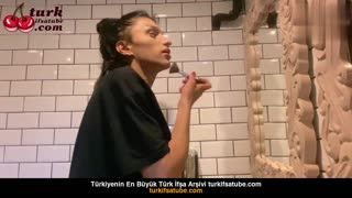 Kadın Tuvaletinde Saksılı Kadın Kardeşini Cazibeli Bir Şekilde Yönetiyor Posteri