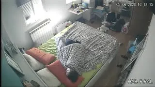 Kocasının koyduğu kameradan habersiz hatun kendini okşuyor  