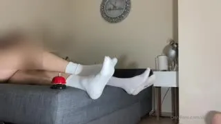 Köleye ayaklarımızı yalan kalmak zorunda kaldık Posteri
