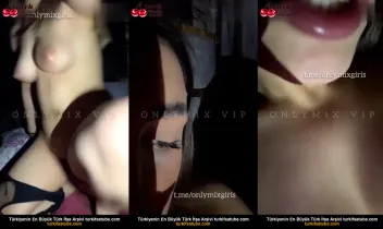 Genç bir kız, çıplak canlı yayında anal seks yapıyor Posteri