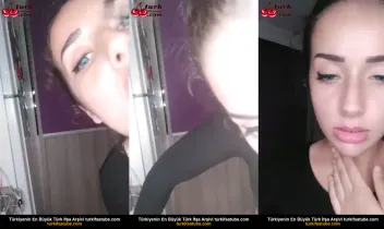 Genç Kız Mavi Gözüyle Çıplak Memelerini Gösterdi  