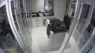 Şarışın giyinme odasında çırılçıplak Part 3  