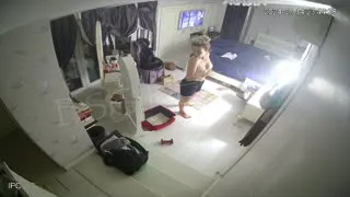 Sarışın MILF giyinme odasında soyunuyor Part 1  