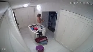 Sarışın MILF giyinme odasında soyunuyor Part 24  