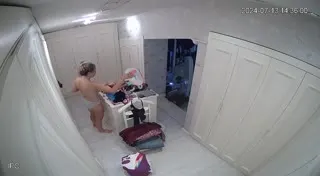 Sarışın MILF giyinme odasında soyunuyor Part 27  