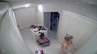 Sarışın MILF giyinme odasında soyunuyor Part 39  