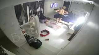 Sarışın MILF giyinme odasında soyunuyor Part 3  