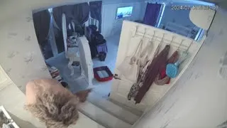 Sarışın MILF giyinme odasında soyunuyor Part 42  