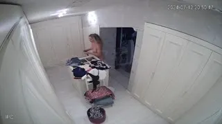 Sarışın MILF giyinme odasında soyunuyor Part 50  