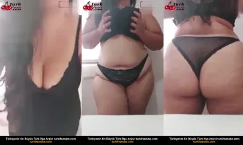 Olgun Bayan, ıslak seksi organını sergiliyor Posteri