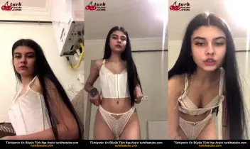 Beyaz dantelli külotlu seksi çıplak dansçı Posteri