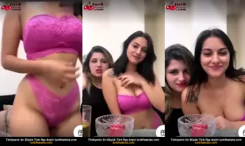 Tango Bloom, kız kardeşiyle birlikte çıplak poz veriyor Posteri