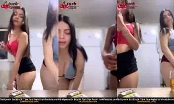 Kahraman, seksi kız kardeşini ailesiyle birlikte çıplak bir şekilde kandırmayı başarır Posteri