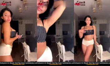 Çarpıcı Kızı Gösteren Tango Dansçısı Posteri