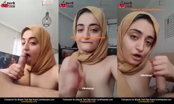 Türbanlı Porno Ablası Arkadan Çıplak Geliyor Posteri
