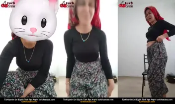 Yağmur Taksına Sıkınca Etekleri Yere Düşürdü Posteri