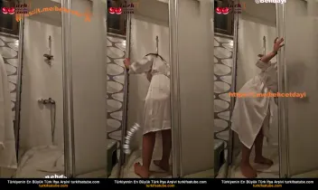 Cazibe Limanı, ıslak bir duşta çıplak vücudunu sergiliyor Posteri