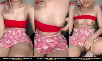 Küçük etekli Wettpolly, gizlice kandırdığı seksi kardeşinin arkasından büyük bir amcık ovaladı Posteri