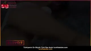 Telefonda kocasıyla konuşurken çıplak haldeydi Ön İzleme
