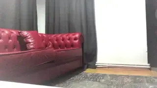 Kadın, sadece bir sandalye... Gözlerini açık tutma, bana bakmayı unutma. Kadını memnun etmek için orak kırma. Aklını, sana kalmış olsun. Ön İzleme
