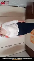 Çift, koca çalışırken meme ve kalça açığa çıkaran çıplak fotoğraf çekiyor Ön İzleme