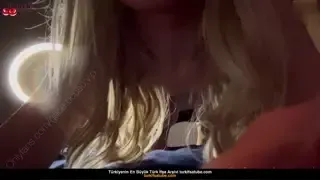 Sessizce yatakta seks yaparken sıcak bir kameraya güldü Ön İzleme