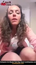 Kız kardeşler çıplak, ateşli, arkadan gelen bir şekilde ortaya çıkıyor Ön İzleme