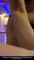 Ebru, kimsesiz kamerayı yerleştirerek amcığını okşadı Ön İzleme