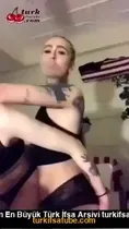 Lezbiyenler Seviyor Aysuca Tango Videosunda Seks ve Çıplaklık Ön İzleme