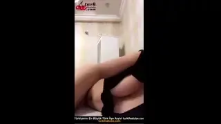 Melis, uzun boylu çıplak uzanırken çekici görünüyor Ön İzleme