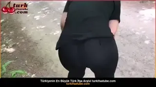 Arabayı ormana götürürken ağzına yarrak koyuyor Ön İzleme