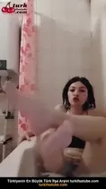 Genç Kız Banyoda Çıplak Yayında Ön İzleme