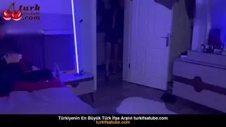 Büyükannesinin yabancı erkekleri tatil için aldatarak seks yapıyor Ön İzleme