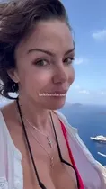 Karolin Fişekçi Patreon ifşa - Santorini beyaz bikini dikey Ön İzleme
